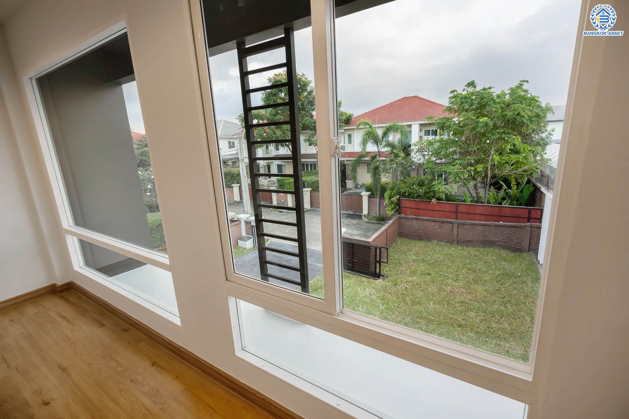 บ้านมือสองตกแต่งใหม่ โครงการ คาซ่าแกรนด์ รัตนาธิเบศร์-ราชพฤกษ์ หลังมุม บ้านเดี่ยวจากแบรนด์ Q.House เนื้อที่ 87.5 ตร.ว. ฟังก์ชัน 3 ห้องนอน 3 ห้องน้ำ จอดรถได้ถึง 4 คัน พร้อม Facilities ครบครัน บนทำเลเดินทางสะดวก ติดถนนราชพฤกษ์ ใกล้เซ็นทรัลเวสต์เกต และรถไฟฟ้าสายสีม่วง "สถานีบางรักใหญ่"